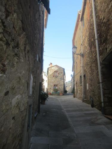 an alley between two buildings in an old town at La casa nel Castello in Canneto