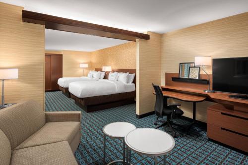 Pokój hotelowy z łóżkiem i biurkiem w obiekcie Fairfield Inn & Suites by Marriott Memphis Marion, AR w mieście Marion