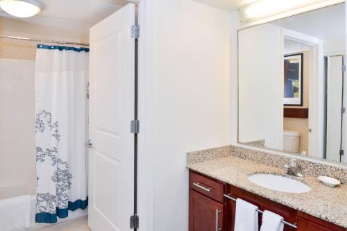 La salle de bains est pourvue d'un lavabo et d'un miroir. dans l'établissement Residence Inn Waynesboro, à Waynesboro