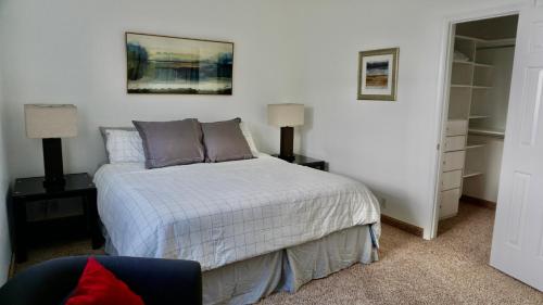 Un pat sau paturi într-o cameră la Garden Retreat-river Trail, Slc, Big Rooms,views