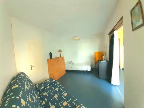 uma sala de estar com um sofá e uma mesa em Appartement Saint-Hilaire-de-Riez, 2 pièces, 5 personnes - FR-1-324A-2 em Saint-Hilaire-de-Riez