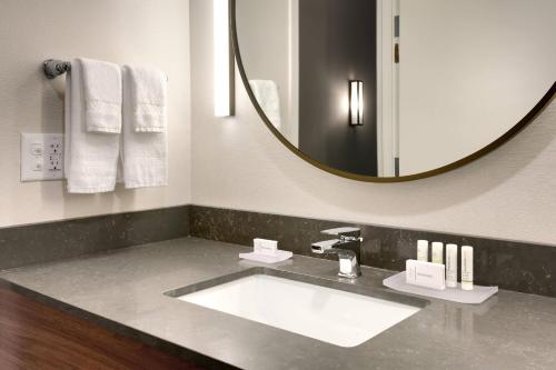 baño con lavabo y espejo grande en Fairfield Inn & Suites by Marriott Fort Smith, en Fort Smith