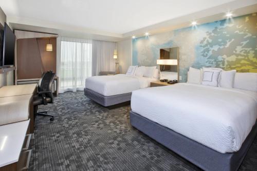 A bed or beds in a room at Courtyard by Marriott St. Joseph-Benton Harbor