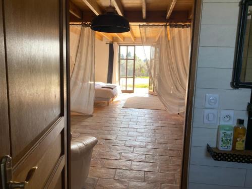 un pasillo con una puerta que conduce a un dormitorio en bella vista en Fourques
