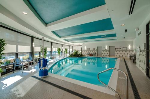 a swimming pool in a hotel room with a pool at Richmond Marriott Short Pump in Short Pump