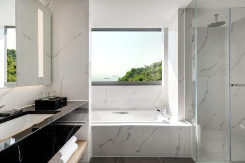 香港的住宿－香港數碼港艾美酒店，一间带水槽和窗户的浴室