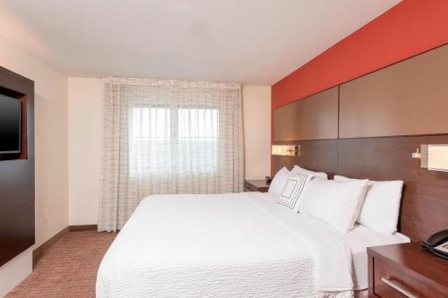 Habitación de hotel con cama grande y ventana en Residence Inn by Marriott Akron South/Green, en Akron
