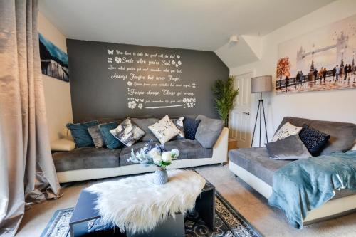 Posezení v ubytování Three Bedroom House in Runcorn By The Lake with Parking