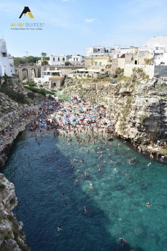 a bunch of people in the water at a beach at ALIBI SUITES Loft: Centralissimo con Free WiFi, Netflix, A/C e tutti i Comfort in Ruvo di Puglia