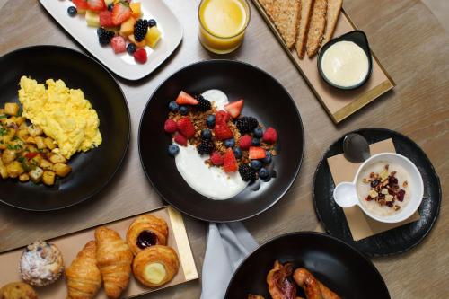 une table garnie d'assiettes de petits-déjeuners et d'œufs dans l'établissement Chicago Marriott Downtown Magnificent Mile, à Chicago