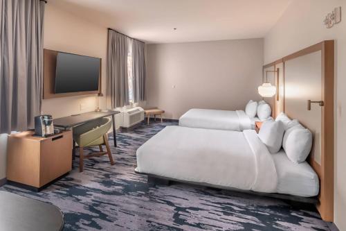 Habitación de hotel con 2 camas y escritorio en Fairfield Inn & Suites Fort Worth Northeast en Hurst