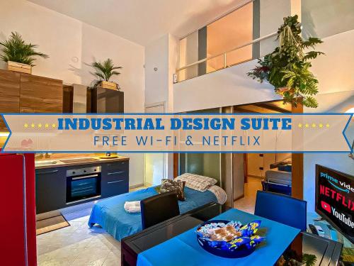 ein Wohnzimmer mit einem Sofa und einem Tisch in der Unterkunft [S.Orsola] Industrial Design Suite* * * * * in Bologna