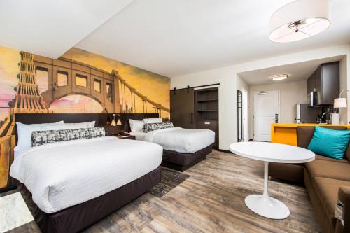 Habitación de hotel con 2 camas y sofá en Residence Inn by Marriott Pittsburgh Oakland/University Place, en Pittsburgh
