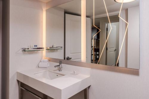 y baño con lavabo y espejo. en Residence Inn by Marriott Pittsburgh Oakland/University Place en Pittsburgh