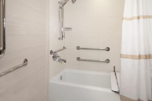 Koupelna v ubytování Marriott Memphis East