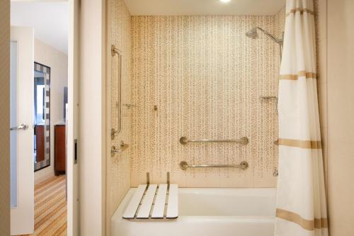 Das Bad ist mit einer Badewanne und einer Dusche ausgestattet. in der Unterkunft Marriott Memphis East in Memphis