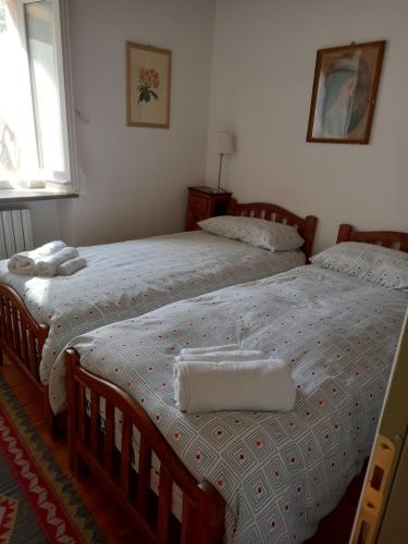a bedroom with two twin beds and a window at BB Sanvalentino in Osimo
