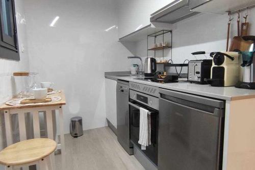 a kitchen with a stove and a counter top at Precioso Apartamento de 1 Habitación in O Barco de Valdeorras