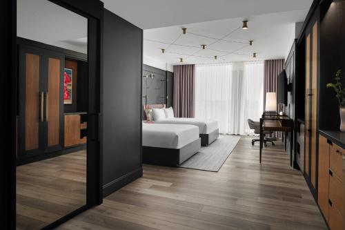 ein Hotelzimmer mit einem Bett und einem Schreibtisch in der Unterkunft Renaissance Milwaukee West Hotel in Wauwatosa