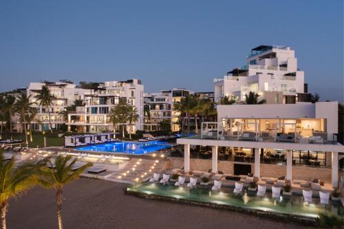 蘇莎亞的住宿－甘斯沃爾特多明尼加共和酒店，享有带游泳池和建筑的度假村景色
