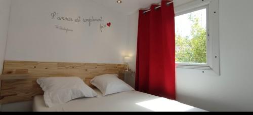 Tempat tidur dalam kamar di Bungalow au pied du Luberon