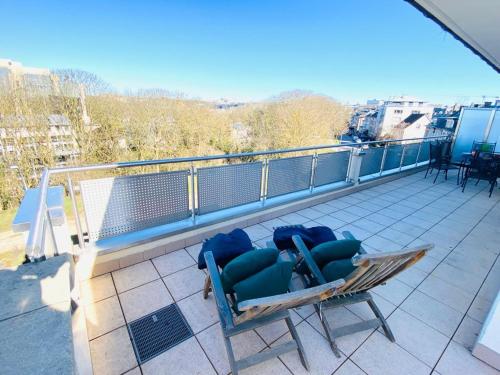 un par de sillas sentadas en un balcón en Big Penthouse 2 Bedrooms in Center with Parking and LargeTerrace-41, en Luxemburgo