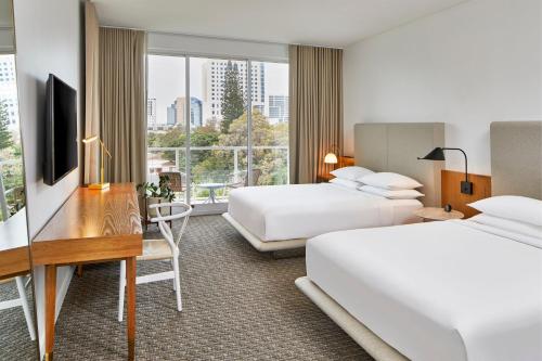 una camera d'albergo con 2 letti e una scrivania di The Sarasota Modern, a Tribute Portfolio Hotel a Sarasota