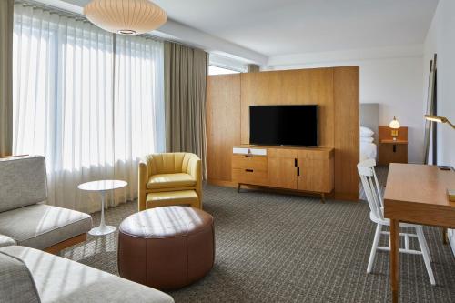 The Sarasota Modern, a Tribute Portfolio Hotelにあるテレビまたはエンターテインメントセンター