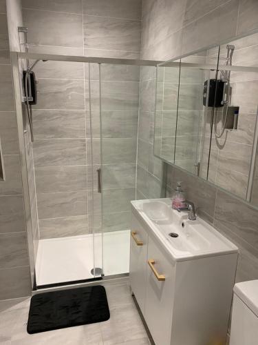 a bathroom with a shower and a sink at London Road Flats - Free WIFI, washing machine, smart TV, easy access to A50 in Derby