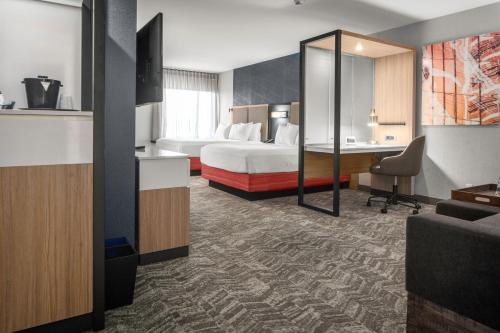 Pokój hotelowy z łóżkiem i biurkiem w obiekcie SpringHill Suites by Marriott Raleigh Apex w mieście Apex