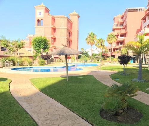 Bazén v ubytování Duquesa Regents apt, large balcony with spectacular sea views close to port and beach nebo v jeho okolí