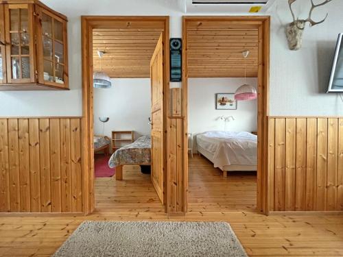 um quarto com portas de madeira e uma cama num quarto em Riihilampi em Muurame