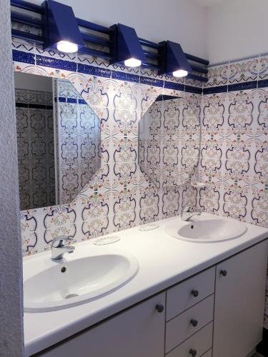 une salle de bain avec deux lavabos et un miroir dans l'établissement ANDALOUSES Jolie villa T5 en duplex piscine proche plage Rochelongue Cap d'Agde, au Cap d'Agde