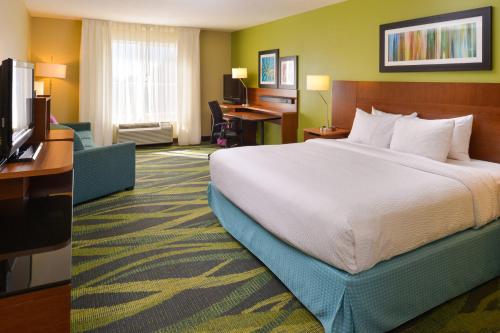 Pokój hotelowy z dużym łóżkiem i telewizorem w obiekcie Fairfield Inn Salt Lake City Layton w mieście Layton