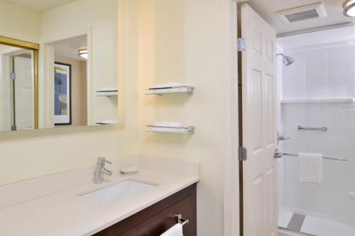 La salle de bains est pourvue d'un lavabo et d'un miroir. dans l'établissement Residence Inn by Marriott Branson, à Branson