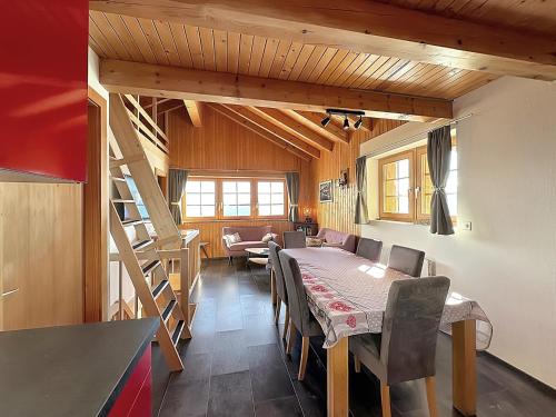 ein Esszimmer mit einem Tisch, Stühlen und einer Treppe in der Unterkunft Zigzag on the slopes in Anzère