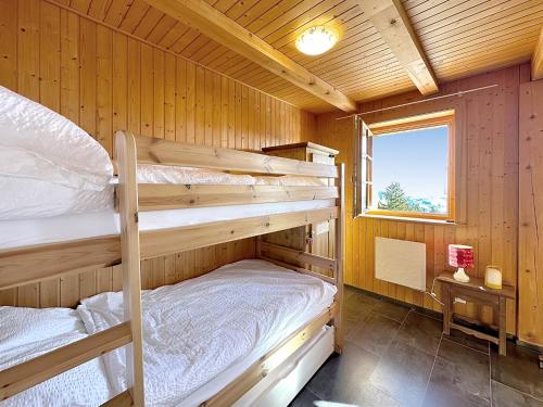 1 Schlafzimmer mit 2 Etagenbetten in einer Hütte in der Unterkunft Zigzag on the slopes in Anzère