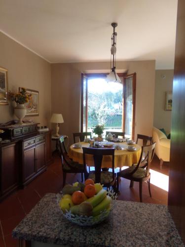 una cocina y comedor con una mesa con un bol de fruta en Il campanile, en Cavriglia