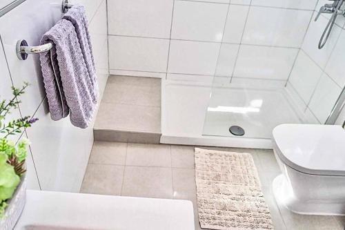 カジャオ・サルバヘにあるCasa Amadaのバスルーム(シャワー、トイレ、シンク付)