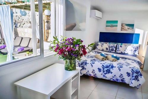 カジャオ・サルバヘにあるCasa Amadaのベッドルーム1室(ベッド1台、花瓶1本付)