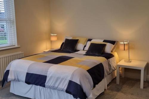 Postel nebo postele na pokoji v ubytování Superb 4 Bed / 3 Bath Bungalow in Mitchelstown