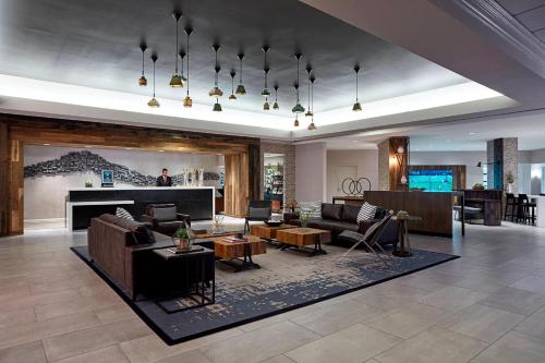 een grote woonkamer met banken en een open haard bij Bethesda Marriott in Bethesda