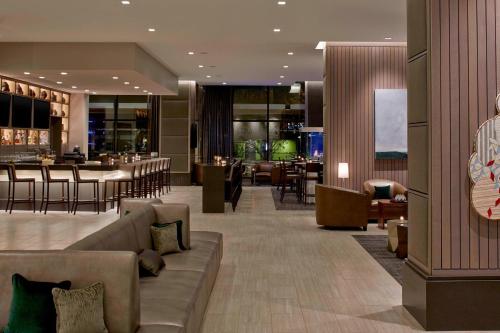 un vestíbulo de un hotel con sofás y un bar en AC Hotel by Marriott Seattle Bellevue/Downtown en Bellevue