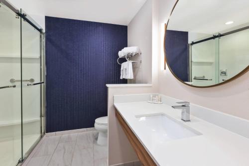 y baño con lavabo, espejo y aseo. en Fairfield Inn & Suites by Marriott Goshen, en Goshen