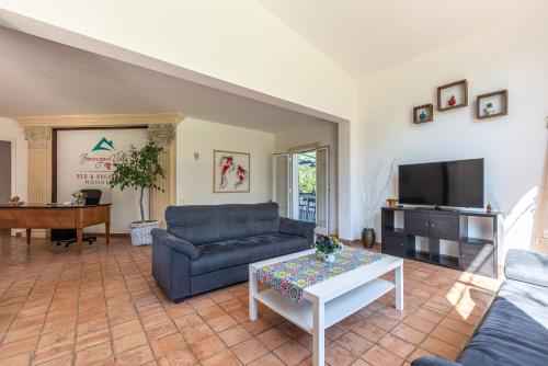 Μια τηλεόραση ή/και κέντρο ψυχαγωγίας στο Bouganville Home Mondello
