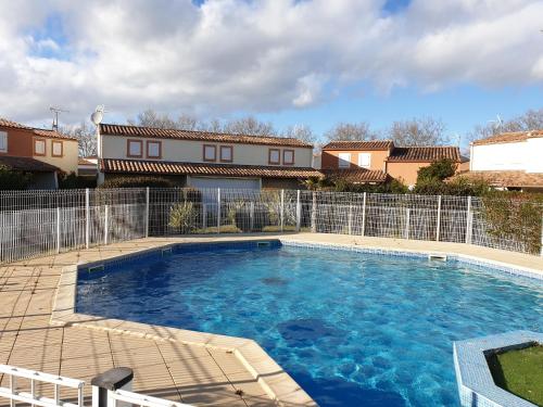 Bazén v ubytovaní ANDALOUSES Jolie villa T5 en duplex piscine proche plage Rochelongue Cap d'Agde alebo v jeho blízkosti