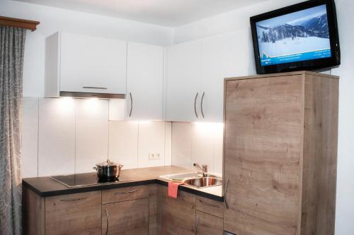 Una cocina o cocineta en Apartmenthaus Kuchelberg