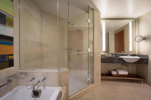 La salle de bains est pourvue d'une douche et d'un lavabo. dans l'établissement JW Marriott Grand Rapids, à Grand Rapids