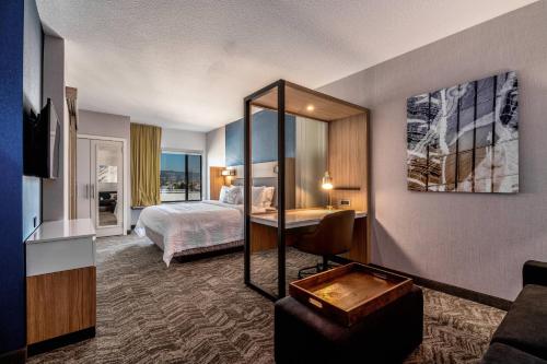 オークランドにあるSpringHill Suites by Marriott Oakland Airportのベッドと鏡が備わるホテルルーム
