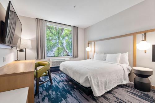 een hotelkamer met een bed, een bureau en een raam bij Fairfield by Marriott Inn & Suites San Francisco Airport Oyster Point Area in South San Francisco